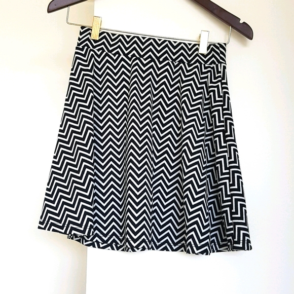 Black and white patterned xsmall flare skirt - Picture 1 of 2
